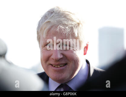 Sindaco di Londra Boris Johnson durante le interviste mediatiche su parte della East-West Cycle SuperHighway, lungo Victoria Embankment a Londra. Foto Stock