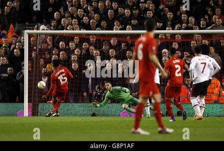 Daniel Sturridge di Liverpool segna il suo primo goal al al al fianco del gioco dal posto di penalità durante la UEFA Europa League, Round of Sixteen, prima partita ad Anfield, Liverpool. Foto Stock