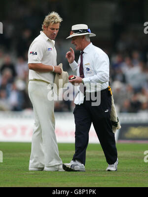 L'australiano Shane Warne parla all'umpire Rudi Koertzen dopo il gioco è stato sospeso a causa di una cattiva luce Foto Stock