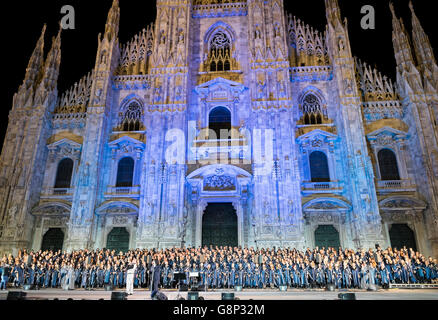 L'Italia, il Duomo di Milano, Italiano Gospel Choir, 500 coristi nel sagrato della chiesa Foto Stock