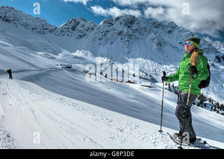 Austria, Parco della biosfera Grosses Walsertal,Tirolo del Nord Alpi calcaree, area sciistica, escursioni con le racchette da neve, Oberpartnomalpe borgo alpino, bg.: Breithorn (2081 m) Foto Stock