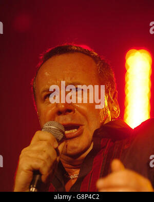 Jim Kerr e Simple Minds si esibiscono ancora una volta al concerto dal vivo Capital Gold Legends al Venue nel centro di Londra, martedì 13 settembre 2005. Il gruppo è ora nel loro terzo decennio come una band di registrazione e stanno supportando un altro album. PREMERE ASSOCIAZIONE FOTO. Il credito fotografico dovrebbe essere: Johnny Green/PA Foto Stock