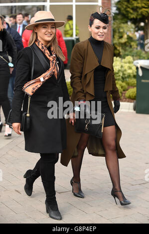 Le donne racegoisti arrivano per il Ladies Day del Cheltenham Festival 2016 all'ippodromo di Cheltenham. PREMERE ASSOCIAZIONE foto. Data immagine: Mercoledì 16 marzo 2016. Guarda la storia della PA DI CHELTENHAM. Il credito fotografico dovrebbe essere: Joe Giddens/PA Wire. Foto Stock