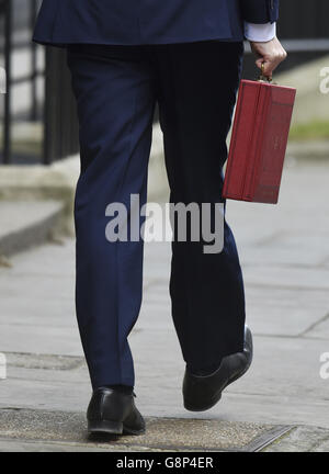 Il Cancelliere dello scacchiere George Osborne lascia 11 Downing Street, Londra, mentre si dirige alla Camera dei Comuni per realizzare il suo bilancio. Foto Stock