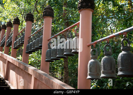 Il Wat Khao Phnom Sawai vicino alla città di Surin in Isan in Thailandia. Foto Stock