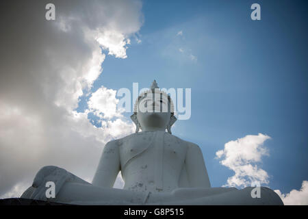 Il Grande Buddha a Wat Khao Phnom Sawai vicino alla città di Surin in Isan in Thailandia. Foto Stock