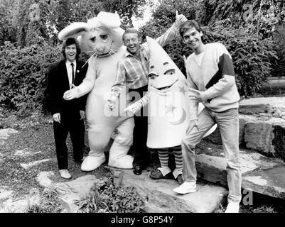 Star di "Children's BBC" (l-r) Peter Duncan, che ritorna a Blue Peter, il mago Paul Daniels con le sue co-star dello spettacolo televisivo per bambini "Wizz", Woolly (l) e Wizz, e Phillip Schofield, che ospiterà la BBC per bambini ogni pomeriggio feriale. Foto Stock