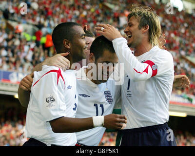 Joe Cole (C), in Inghilterra, festeggia il calcio d'agaista del Galles con Ashley Cole e David Beckham (R) durante le qualificazioni della Coppa del mondo al Millennium Stadium di Cardiff, sabato 3 settembre 2005. PREMERE ASSOCIAZIONE foto. Il credito fotografico dovrebbe essere: Nick Potts/PA. Foto Stock