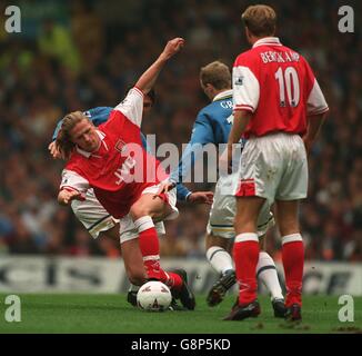 Emmanuel Petit of Arsenal (a sinistra) si allontana dal Gary di Everton Speed (nascosto) e Tony Grant (al centro) come Dennis Bergkamp dell'Arsenal (destra) orologi Foto Stock