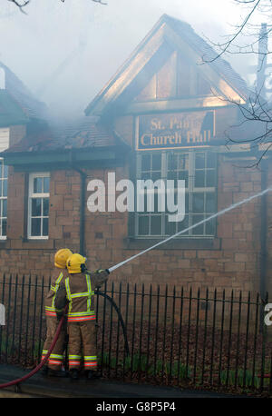 I vigili del fuoco continuano a spegnere un fuoco nella sala della chiesa di St Pauls a Winlaton, Tyne e Wear. Foto Stock