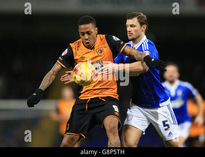 Tommy Smith (a destra) di Ipswich Town e Abel Hernandez di Hull City combattono per la palla durante la partita del campionato Sky Bet a Portman Road, Ipswich. Foto Stock