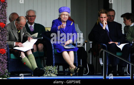 La Regina Elisabetta II (centro) e il Duca di Edimburgo si uniscono al Principe Guglielmo all'annuale raduno delle partite delle Highland a Braemar, sabato 3 settembre 2005. PREMERE ASSOCIAZIONE foto. Il credito fotografico dovrebbe essere: Andrew Milligan/PA Foto Stock