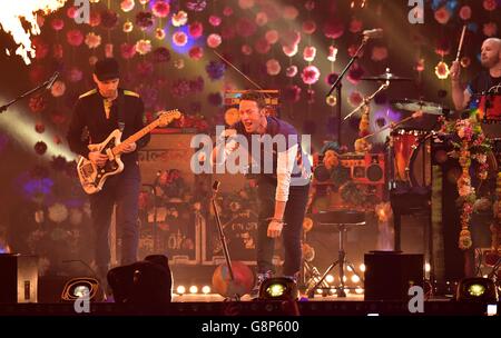 Chris Martin di Coldplay in scena durante i 2016 Brit Awards alla O2 Arena di Londra. Foto Stock