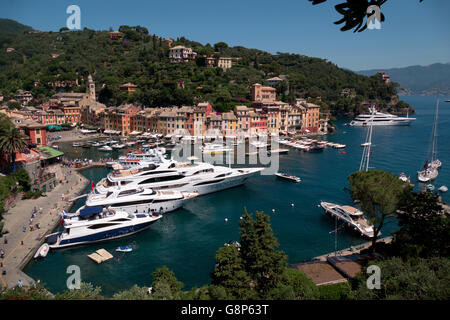 Vista di Portofino in Liguria, Italia. Bella e famosa del Mar Mediterraneo cittadina della Riviera Italiana. Viaggi e turismo Foto Stock