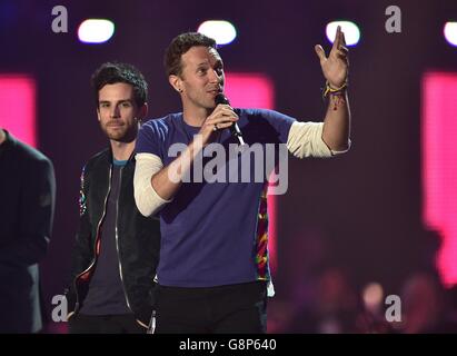 Brit Awards 2016 - Mostra - Londra. Chris Martin sul palco durante i Brit Awards 2016 alla O2 Arena di Londra. Foto Stock