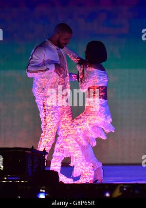 Brit Awards 2016 - Mostra - Londra. Rihanna e Drake sul palco durante i Brit Awards 2016 alla O2 Arena di Londra. Foto Stock