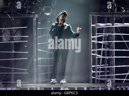 Brit Awards 2016 - Mostra - Londra. Il Weeknd si esibisce sul palco durante i Brit Awards 2016 alla O2 Arena di Londra. Foto Stock