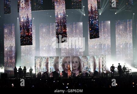 Brit Awards 2016 - Mostra - Londra. Adele si esibisce sul palco durante i Brit Awards 2016 alla O2 Arena di Londra. Foto Stock