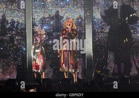 Brit Awards 2016 - Mostra - Londra. Adele si esibirà sul palco durante i Brit Awards 2016 alla O2 Arena di Londra. Foto Stock