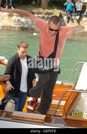 Matt Damon (a sinistra) e Heath Ledger arrivano per una fotocellula del loro nuovo film i Fratelli Grimm a quest'anno 62nd Venice Film Festival.sono stati visti al Palazzo del Casino, Venezia, Italia Domenica 4 settembre 2005. PREMERE ASSOCIAZIONE foto. Il credito fotografico dovrebbe essere: Ian West/PA. Foto Stock