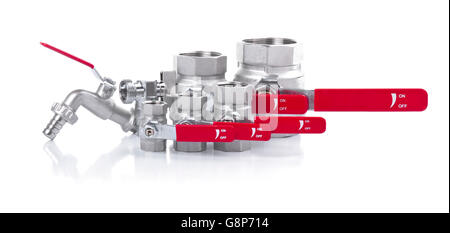 Acqua rubinetti isolati su sfondo bianco Foto Stock