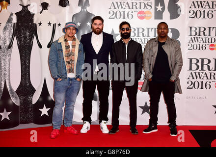 (Da sinistra a destra) Kesi Dryden, Piers Agget, Amir Amor e Leon Rolle di Rudimental in arrivo per i 2016 Brit Awards alla O2 Arena, Londra. Foto Stock