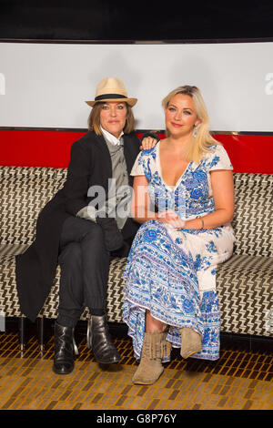 Cerys Matthews (a sinistra) e Charlotte Church in occasione di una fotocellula alla Brasserie Zedel, Londra, per lanciare il Festival inaugurale della voce, che si terrà a Cardiff dal 3 giugno al 12 giugno. Foto Stock