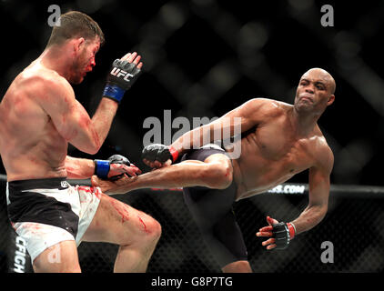 UFC Fight Night 84 - 02 Arena. Anderson Silva (destra) del Brasile in azione contro Michael Bisping della Gran Bretagna durante la notte di lotta dell'UFC Foto Stock