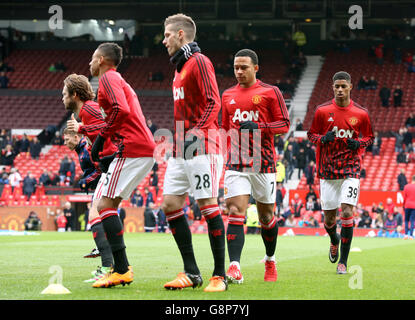 Marcus Rashford (a destra) di Manchester United si riscalda con i compagni di squadra prima della partita della Barclays Premier League a Old Trafford, Manchester. Foto Stock