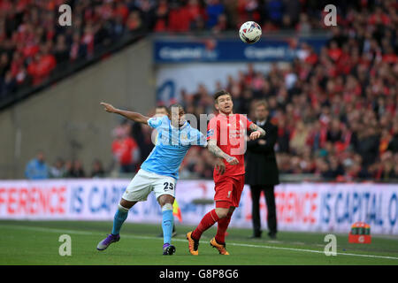 Fernandinho di Manchester City (a sinistra) e Alberto Moreno di Liverpool combattono per la palla durante la finale della Capital One Cup al Wembley Stadium di Londra. Foto Stock