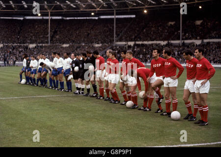 Le due squadre si allineano prima del calcio d'inizio: (l-r) Alexandre Baptista portoghese, Eusebio (nascosto), Jose Pereira, Antonio Simoes, Jose Carlos, Jaime Graca, Hilario, Jose Torres, Alberto Festa, Jose Augusto, Mario Coluna, uomo di linea Howley, arbitro Ken Dagnall, uomo di linea Ali Kandil, Lev Yashin dell'URSS, Valeri Voronin, Alexei Korneev, Eduard Malofeev, Murtaz Khurtsilava, Anatoly Banishevski, Vladimir Ponomarev, Georgy Sichinava, Vasily Danilov, Victor Serebriannikov, Slava Meterveli Foto Stock