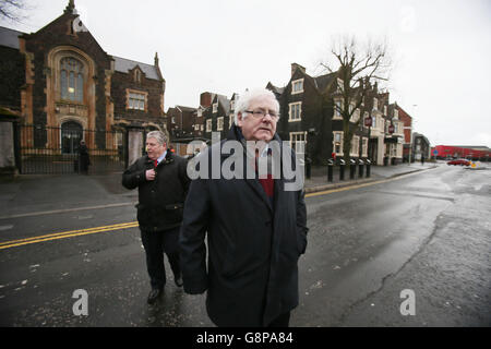 Michael Gallagher (a destra), che ha perso suo figlio Aiden, e Stanley McComb, che ha perso sua moglie Ann nei bombardamenti Omagh, lasciare Ballymena Court, come procuratori ha fatto cadere le accuse contro la muratrice Seamus Daly che è stato accusato di uccidere 29 persone nella bomba Omagh 1998. Foto Stock