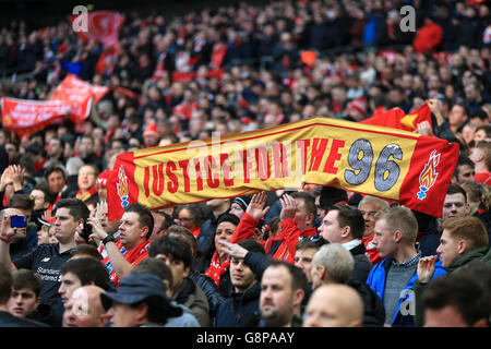 Liverpool / Manchester City - Capital One Cup - Final - Stadio di Wembley. I fan di Liverpool negli stand hanno in palco una bandiera 'Justice for the 96' al Wembley Stadium Foto Stock