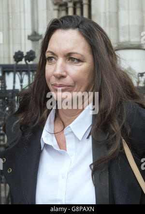 Deborah Bligh lascia la Royal Courts of Justice, Londra, dopo aver dato prova in una richiesta di diffamazione di Facebook portata dal suo partner. Foto Stock