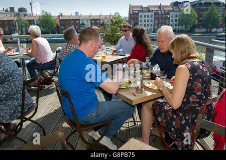 Dock di fango,un cafe/bar/ristorante al Bristol Harbourside. un dock UK docks venue venues mangiare bere cibo mangiare mangiare Foto Stock