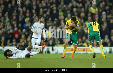 Willian di Chelsea (a sinistra) si trova a terra dopo la collisione con Robbie Brady di Norwich City (centro) e Gary o'Neil durante la partita della Barclays Premier League a Carrow Road, Norwich. Foto Stock