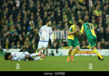 Willian di Chelsea (a sinistra) si trova a terra dopo la collisione con Robbie Brady di Norwich City (centro) e Gary o'Neil durante la partita della Barclays Premier League a Carrow Road, Norwich. Foto Stock