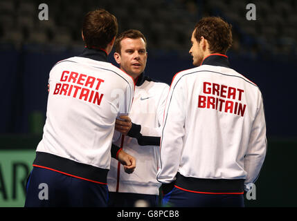 Il capitano della Gran Bretagna Leon Smith (al centro) con Jamie Murray (a sinistra) e Andy Murray durante una sessione di allenamento alla Barclaycard Arena di Birmingham. Foto Stock