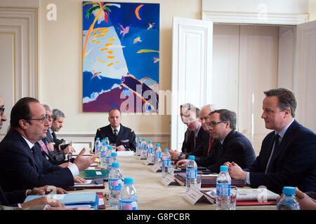 Il primo ministro David Cameron e il presidente francese Francois Hollande durante un vertice anglo-francese ospitato dal presidente Hollande nella Prefettura di Amiens, Francia. Foto Stock