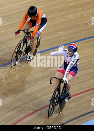 Great Britain's Rebecca James dopo le qualifiche di Women's Keirin durante il secondo giorno dei Campionati mondiali di ciclismo su pista UCI a Lee Valley VeloPark, Londra. Foto Stock