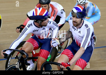 Sir Bradley Wiggins (a destra) e Mark Cavendish durante il Madison maschile durante il quinto giorno dei Campionati mondiali di ciclismo su pista UCI a Lee Valley VeloPark, Londra. Foto Stock