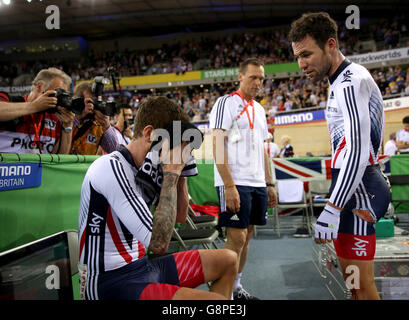 Sir Bradley Wiggins (a sinistra) e Mark Cavendish della Gran Bretagna dopo aver vinto il Madison maschile durante il quinto giorno dei Campionati mondiali di ciclismo su pista UCI a Lee Valley VeloPark, Londra. Foto Stock