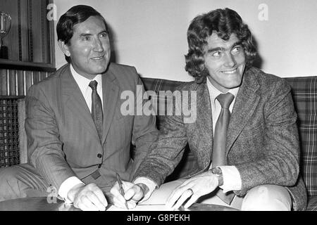 200,000 attaccante da Bournemouth, firma per il suo nuovo club a Old Trafford oggi. Il manager Unito Frank o'Farrell (a sinistra) guarda su come MacDougall passa dal calcio della terza alla prima Divisione. Foto Stock