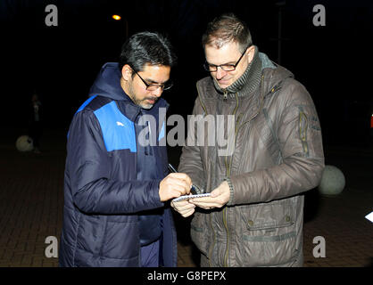 Huddersfield Town / Reading - Campionato Sky Bet - Stadio John Smith. David Wagner, direttore della città di Huddersfield, firma autografi per i fan fuori dallo stadio John Smith Foto Stock