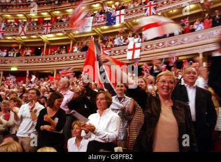 La folla si gode l'ultima notte al Proms at the Royal Albert Hall, Londra Sabato 10 2005 settembre. PREMERE ASSOCIAZIONE foto. Il credito fotografico dovrebbe essere: Tabatha Fireman/PA Foto Stock