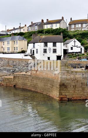 La nave Inn Porthleven Harbour Cornwall EnglandUK Foto Stock