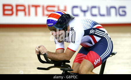 Mark Cavendish, Gran Bretagna, compete nel pursuit individuale Omnium maschile durante il terzo giorno dei Campionati mondiali di ciclismo su pista UCI a Lee Valley VeloPark, Londra. Foto Stock