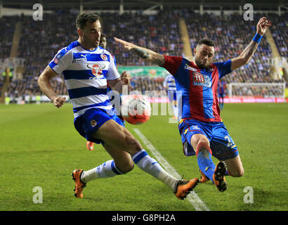 Hal Robson-Kanu di Reading (a sinistra) e Damien Delaney del Crystal Palace combattono per la palla durante la fa Cup, la Quarter Final Match al Madejski Stadium di Reading. Foto Stock