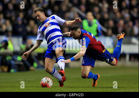 Simon Cox di Reading (a sinistra) e Damien Delaney di Crystal Palace combattono per la palla durante la fa Cup, quarto finale match al Madejski Stadium, Reading. Foto Stock