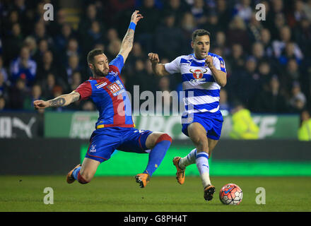 Damien Delaney del Crystal Palace (a sinistra) si affonde per sfidare Hal Robson-Kanu di Reading durante la fa Cup, la Quarter Final Match al Madejski Stadium, Reading. Foto Stock